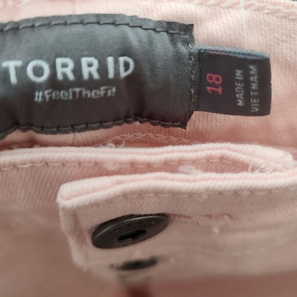 18 Womens High Rise Vintage Pink Denim Midi Short 5 inch Inseam Torrid Button Fl - Picture 3 of 10